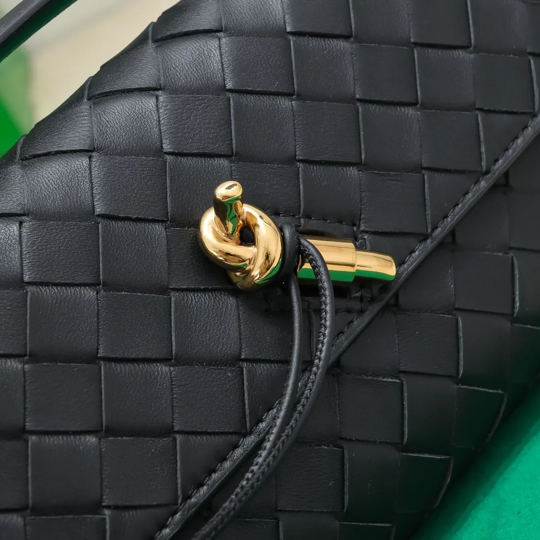 The batch of 1360 BV Andiamo evening handbags has been heavily planted again~ The designer aesthetics in the era of economic downturn are back. I fall in love with it at first sight and can't put it down. It's so beautiful and full of aura. The shape and texture are very competitive. It's light in weight and has sufficient capacity. It's a must-have for fashionistas. It's suitable for many occasions, minimalist, high-end and light luxury. Model No.: 741511 Size: 31*13*3cm